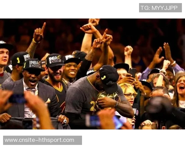 詹姆斯媒体日感慨湖人冠军旗帜展现辉煌历史与荣耀时刻 詹姆斯媒体日感慨湖人冠军旗帜展现辉煌历史与荣耀时刻